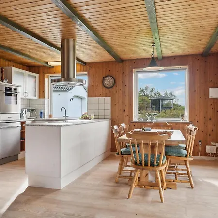 Pet Friendly In With Kitchen *