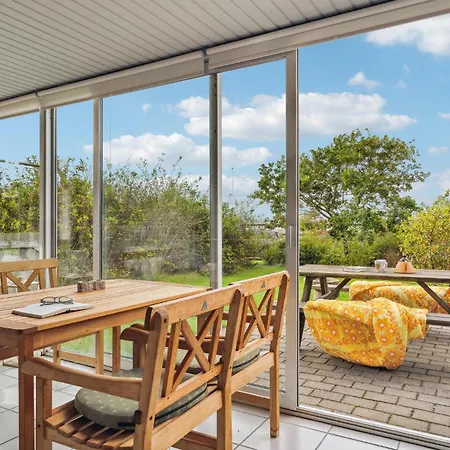 Pet Friendly In With Kitchen *