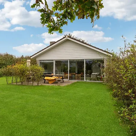 3 Bedroom Beautiful In Hébergement de vacances Spottrup